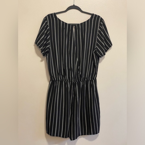 Old Navy romper. Excellent condition - Picture 3 of 7
